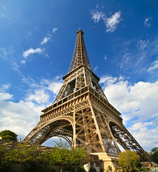 Paris Torre Eiffel na França durante o dia ensolarado — Fotografia de Stock