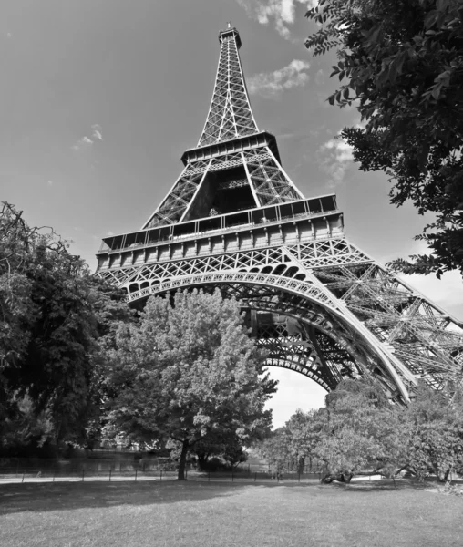 Güneşli gün boyunca Fransa Paris Eyfel Kulesi — Stok fotoğraf