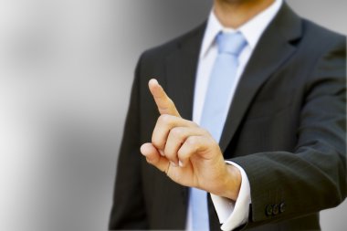 İş adamı dijital ekrana dokunuyor