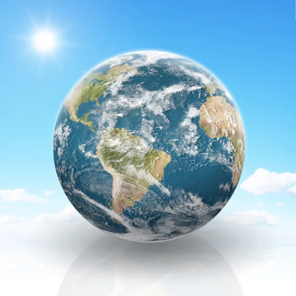 Bulutlu bir arka plan üzerinde Dünya gezegeni — Stok fotoğraf