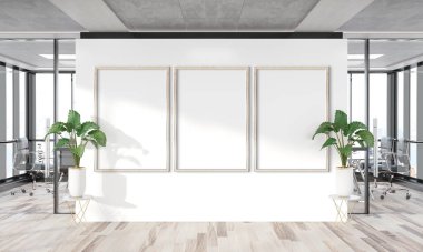 Ofis duvarında asılı üç dikey çerçeve. Modern ahşap şirket iç dekorasyonundaki reklam panolarını taklit et.