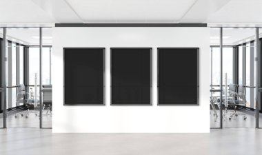 Ofis duvarında asılı üç dikey çerçeve. Modern beton şirketinin 3D döşeme içindeki reklam panolarının maketi