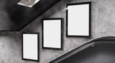 Yeraltı duvarında üç tane dikey reklam panosu var. Metro duvarına üç boyutlu reklam istifçiliği 3D görüntüleme