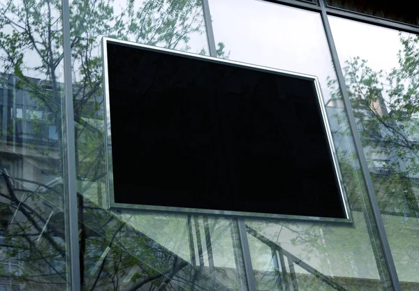 Cam Pencerede Dikdörtgen Siyah Ilan Panosu Şirket Inşa Cephesinde Boş — Stok fotoğraf