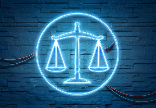 Gesetz Skala Neonröhren Symbol Beleuchtet Eine Ziegelwand Mit Blauem Und — Stockfoto