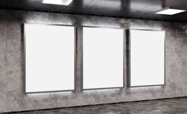 Yeraltı metro duvarında üç tane dikey reklam panosu var. Üç boyutlu reklam tablosu, tren istasyonunun iç mekânına istifçilik.