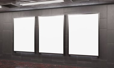 Yeraltı metro duvarında üç tane dikey reklam panosu var. Üç boyutlu reklam tablosu, tren istasyonunun iç mekânına istifçilik.
