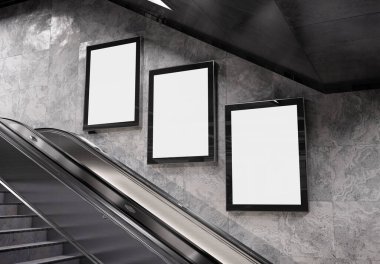 Yeraltı duvarında üç tane dikey reklam panosu var. Metro duvarına üç boyutlu reklam istifçiliği 3D görüntüleme