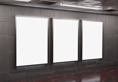 Yeraltı metro duvarında üç tane dikey reklam panosu var. Üç boyutlu reklam tablosu, tren istasyonunun iç mekânına istifçilik.