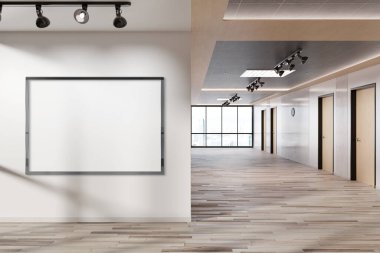 Ofis duvarında asılı siyah yatay çerçeve. Modern ahşap şirket iç mekanı 3D bir reklam panosunun kopyası.