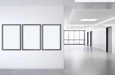 Ofis duvarında asılı üç dikey çerçeve. Modern beton şirketinin 3D döşeme içindeki reklam panolarının maketi