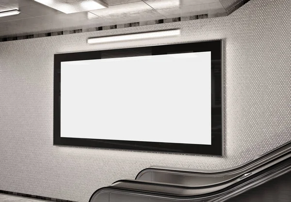 Panoramik 2: 1 yer altı metro duvarında parlayan reklam panosu Mockup. İstasyon duvarına 3 boyutlu reklam istiflemek