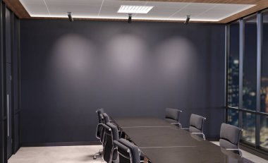 Karanlık modern ofiste pencereleri ve parlak ışıkları olan boş duvar maketi. Boş şirket toplantı odası 3D görüntüleme