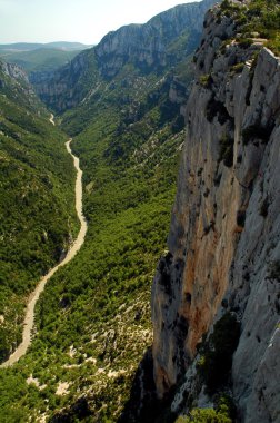 nehir gorges Fransa Güney Alpler'in verdon nehir kanyonun dar. bir dağcı uçurumun tepesine doğru dik kayalıklarla ölçekler