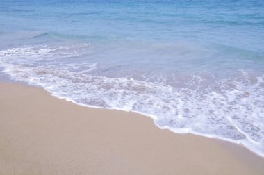 bozulmamış bir kum plajı üzerinde yıkama tropikal turkuaz suları