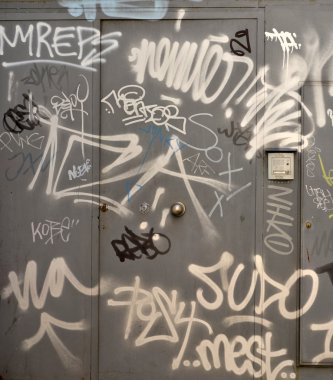 Graffiti bir bina giriş