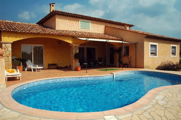 Güney Fransa, doğusunda bir davet ile Fransız Rivierası, turkuaz Yüzme Havuzu ve uzanmanız alan güzel, mükemmel, bir villa. Akdeniz seyahat ve tatil Temalar için idealdir