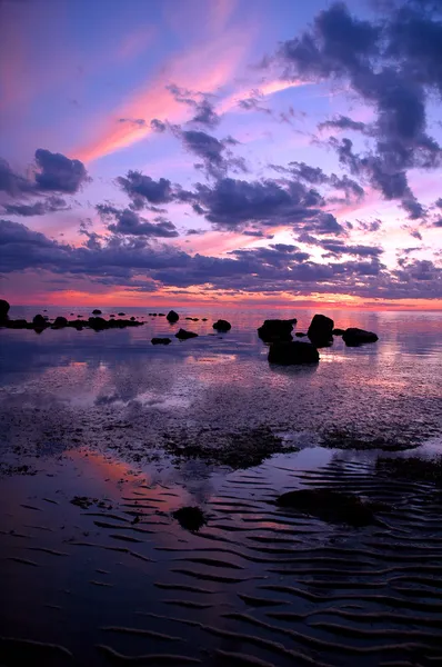 Wspaniały różowy, fioletowy i niebieski zachód słońca nad mieszkania piasek i skały wychodnie na Wielkiej wyspie, cape cod, massachusetts — Zdjęcie stockowe