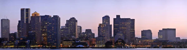 Boston skyline bij zonsondergang vanaf pier 1 - enorme panorama formaat met veel details, ideaal voor grote beeldschermen en billboards — Stockfoto
