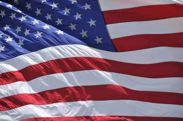 Όμορφη, πλήρης-πλαισίων ηλιόλουστο αμερικανική σημαία κυματίζει - μεγάλη για το πατριωτικό φόντα, διαφάνειες και παρουσιάσεις — Φωτογραφία Αρχείου