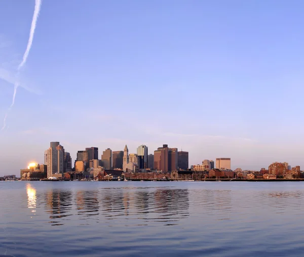 gündoğumu cam binanın tepesinden ışıl ışıl güneş 1 iskelesinden, Boston manzarası