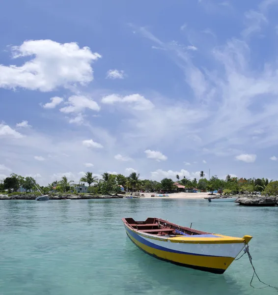 Un tranquilo y celestial puerto deportivo caribeño en un día soleado — Foto de Stock