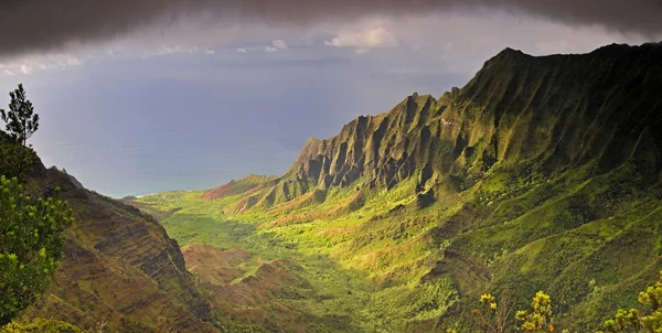 Exhibición de luz y sombra al atardecer en la costa de Napali en Kauai, H — Foto de Stock