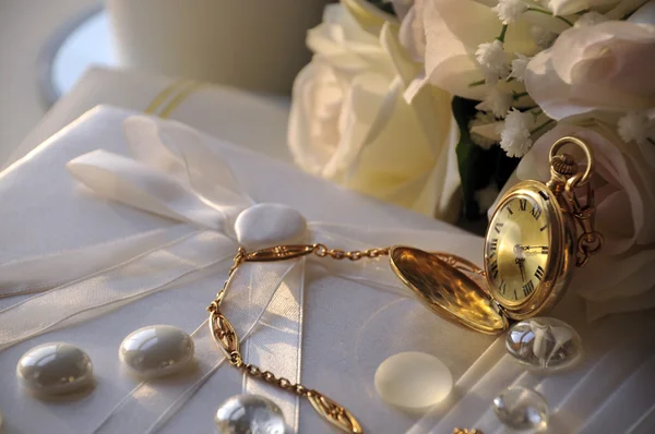 Alte goldene Taschenuhr im Sonnenlicht bei einer Hochzeit Stockbild