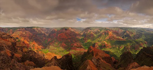 Dramatiska panoramat beskådar waimea canyon, kauai, hawaii Royaltyfria Stockfoton