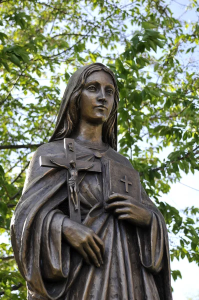 Statue en bronze de Sainte Monica sous un arbre — Photo