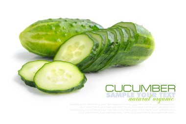 Beyaz arka planda salatalık ve dilimler