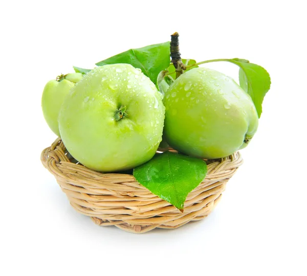Frische grüne Äpfel liegen in einem kleinen Korb auf weißem Hintergrund — Stockfoto