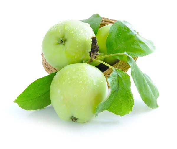 Manzanas verdes frescas están en una pequeña canasta sobre un fondo blanco — Foto de Stock