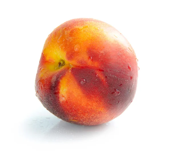 Fruta nectarina isolada sobre fundo branco — Fotografia de Stock