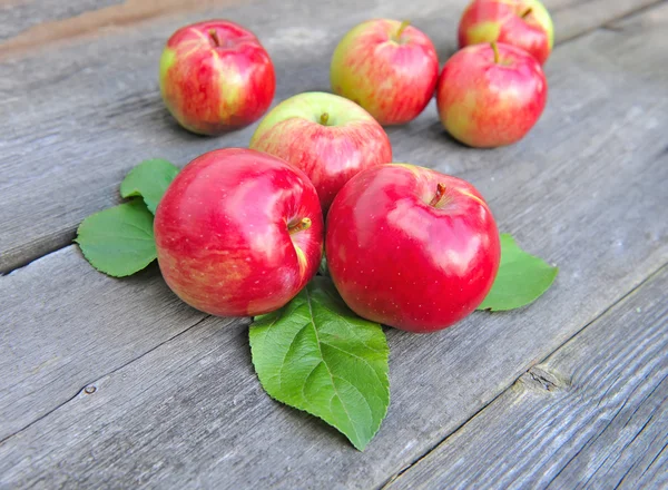 Manzanas frescas en el banco de madera —  Fotos de Stock