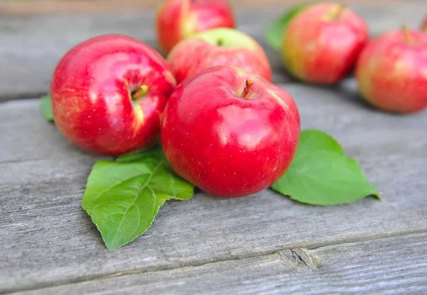 Manzanas frescas en el banco de madera — Foto de Stock