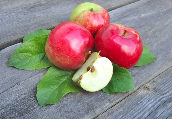 Manzanas frescas en el banco de madera — Foto de Stock