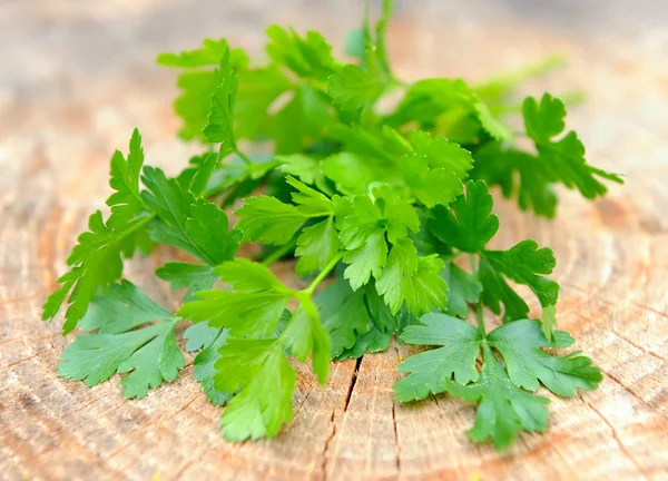 Bunch of fresh green parsley on a wooden background — Stock Photo, Image
