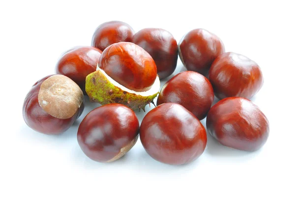 Castagne con crosta su fondo bianco — Foto Stock