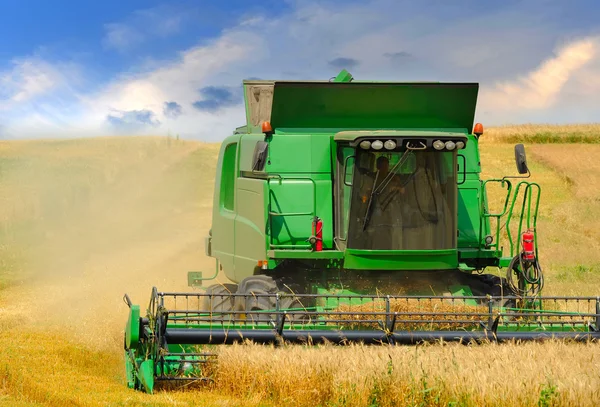 ... tarlada çalışan biçerdöveri birleştirin.