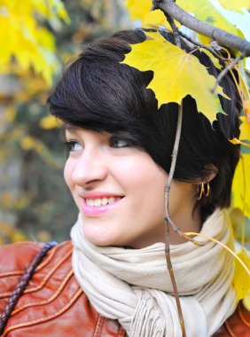 kız ile akçaağaç sonbahar yaprakları