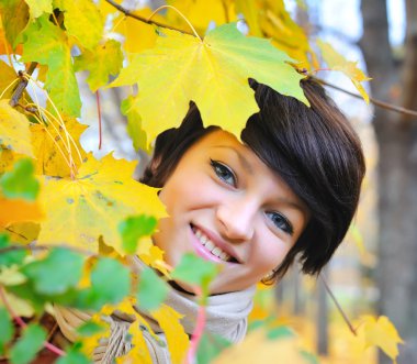 kız ile akçaağaç sonbahar yaprakları