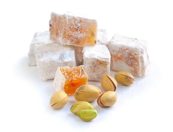 Türk lokumu (lokum) ile beyaz bir arka plan üzerine Antep fıstığı