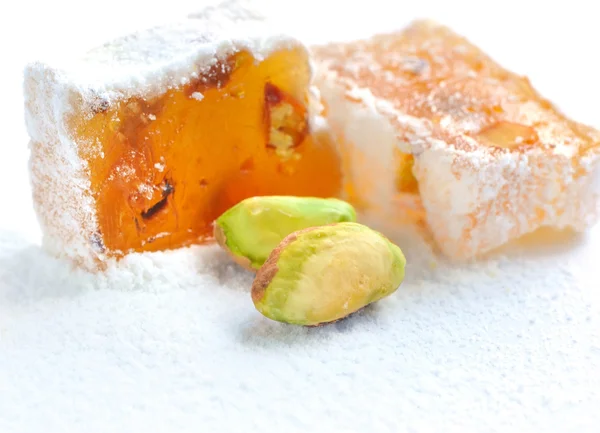 与上一个白色的背景，特写镜头开心果的土耳其软糖 （早） — 图库照片