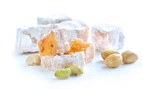 Delizia turca (lokum) con pistacchi su sfondo bianco — Foto Stock