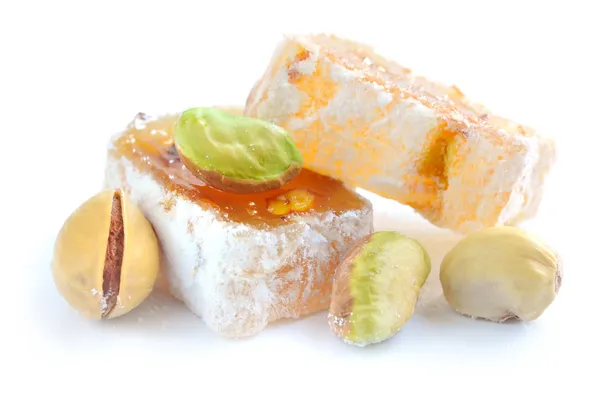Delizia turca (lokum) con pistacchi su sfondo bianco, primo piano — Foto Stock