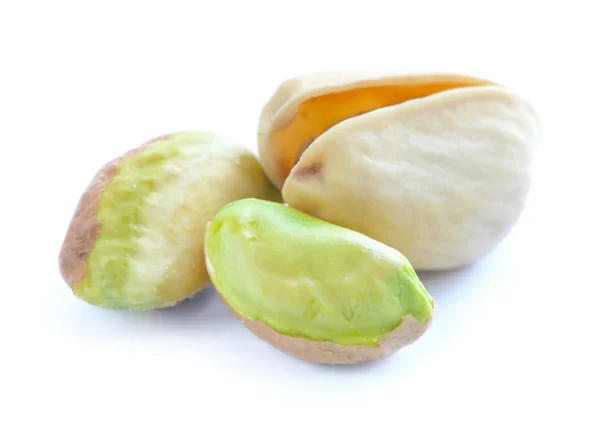 Orzechy pistacjowe na białym tle — Zdjęcie stockowe