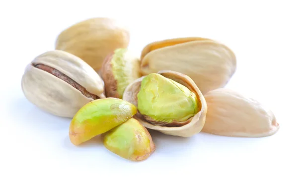 Pistachenoten op witte achtergrond — Stockfoto