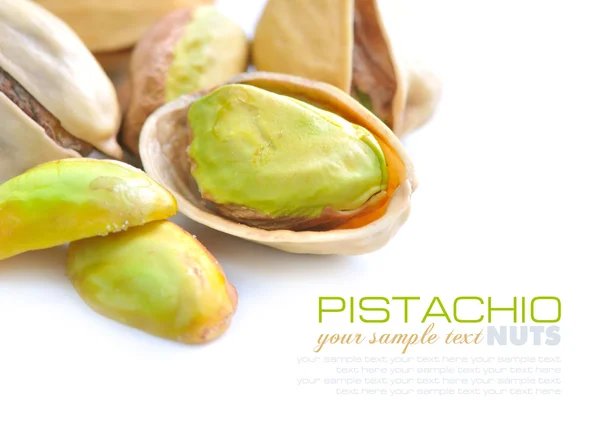 Orzechy pistacjowe na białym tle — Zdjęcie stockowe