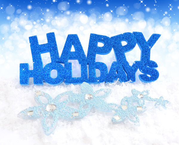 Надпись счастливых праздников на снегу на праздничном фоне

